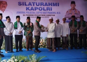 Kapolri Didampingi Bupati Tuban Bersilaturahmi Pengurus Ponpes Langitan