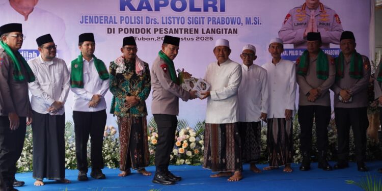 Kapolri Didampingi Bupati Tuban Bersilaturahmi Pengurus Ponpes Langitan