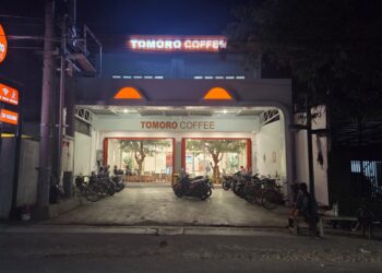 Tomoro Coffee Diduga Langgar Himbauan Desa Tulungrejo Terkait Batas Jam Operasional