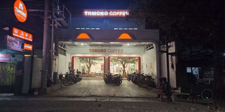 Tomoro Coffee Diduga Langgar Himbauan Desa Tulungrejo Terkait Batas Jam Operasional