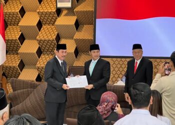 Aguk dan Bambang Resmi Terima SK Pensiun Dari Bupati Tuban