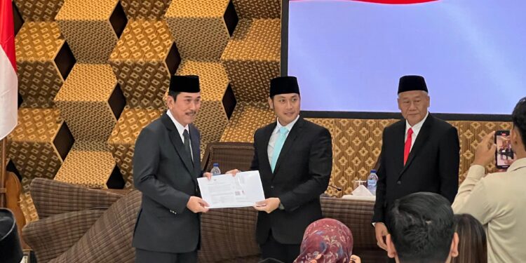 Aguk dan Bambang Resmi Terima SK Pensiun Dari Bupati Tuban