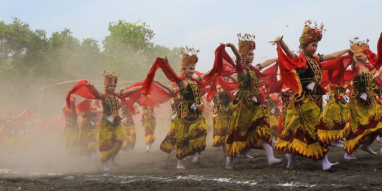 Gandrung Sewu 2025:, “Selendang Sang Gandrung”, Ketika Ribuan Gerak Menyulam Cinta dan Warisan Budaya