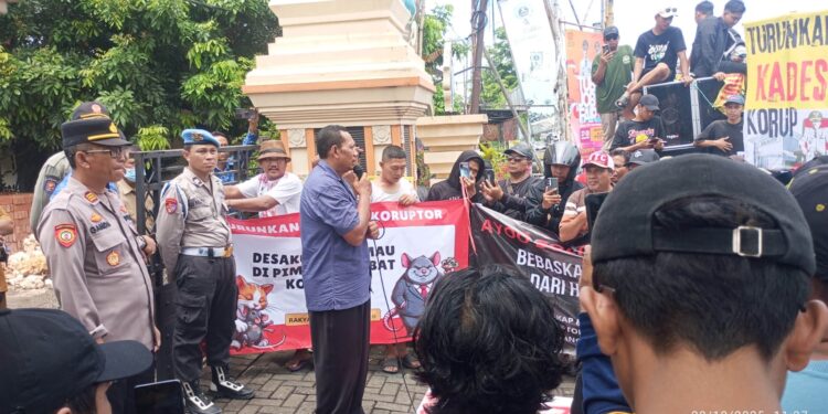 Diduga Gelapkan Dana Rp1,1 Miliar, Kades Kepohagung Dikepung Amarah Warga