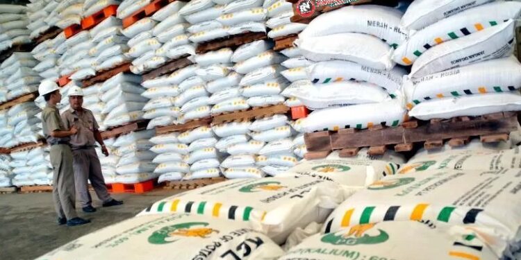 HET Pupuk Subsidi Turun 20 Persen di Jatim: Kebijakan Populis atau Solusi Nyata untuk Petani?
