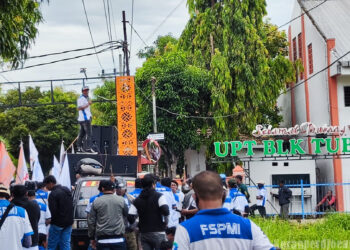 RATUSAN BURUH FSPMI DATANGI KANTOR PENGAWAS TENAGA KERJA TUBAN, TUNTUT PENEGAKAN HUKUM ATAS KASUS KOMPENSASI PKWT
