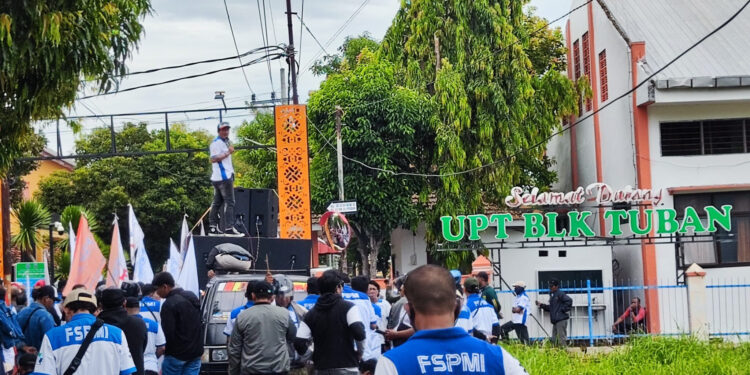RATUSAN BURUH FSPMI DATANGI KANTOR PENGAWAS TENAGA KERJA TUBAN, TUNTUT PENEGAKAN HUKUM ATAS KASUS KOMPENSASI PKWT