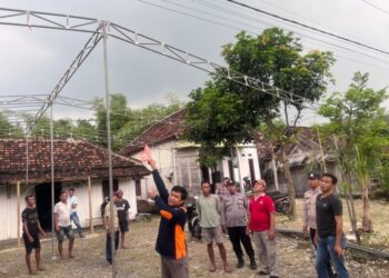 Hajatan Berubah Duka: Warga Tewas Tersengat Listrik Saat Pemasangan Terop di Rengel, Seorang Lain Kritis