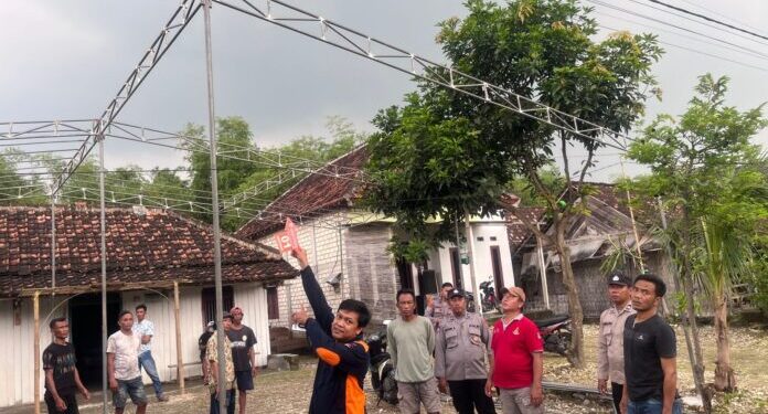 Hajatan Berubah Duka: Warga Tewas Tersengat Listrik Saat Pemasangan Terop di Rengel, Seorang Lain Kritis