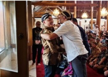 Duo Raja Keraton Solo Bertemu di Masjid Agung: Isyarat Damai di Tengah Dualisme Tahta