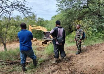 Peduli Lingkungan, TNI Bancar Tuban Wujudkan Normalisasi Kali Sowan