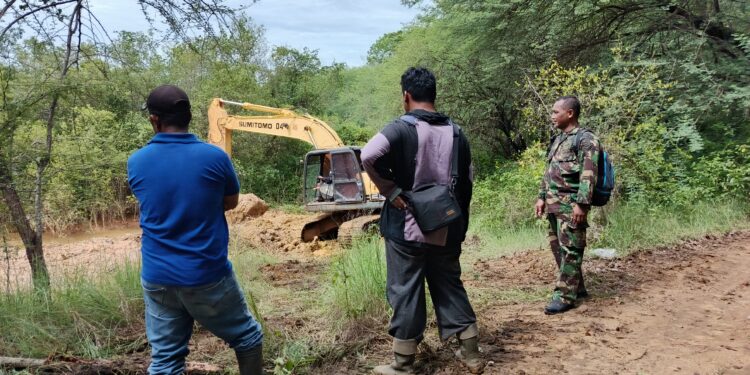 Peduli Lingkungan, TNI Bancar Tuban Wujudkan Normalisasi Kali Sowan