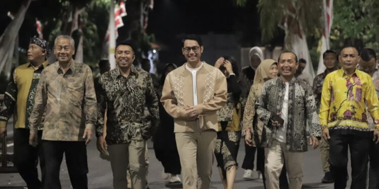“Maharupa Wastra Tuban: Karnaval Batik Gedog 2025 Jadi Panggung Kreativitas Anak Muda”