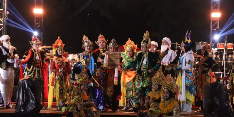 Karya Cinta di Bawah Langit Basah: Malam Puncak Hari Jadi Tuban ke-732 Suguhkan Perayaan Penuh Kolaborasi dan Harapan