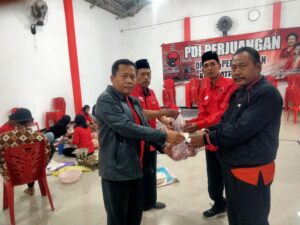 Sekretaris DPC PDIP PDIP Kabupaten Tuban Kusmen,S.Pd didampingi Ali Mustofa Wakabid Keagamaan menyerahkan bingkisan hewan kurban Secara simbolis kepada Ketua PAC Senori dan Kenduruan