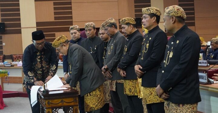 Pemkab dan DPRD Kabupaten Mojokerto Sahkan Empat Raperda Strategis