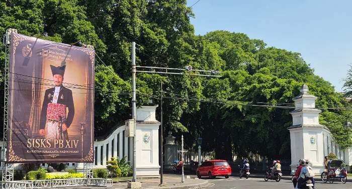 Baliho Raksasa PB XIV Mangkubumi Muncul di Gladag, Peneguhan Tahta Keraton Solo Kembali Menguat