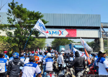 Demo Buruh Tutup Akses Pantura Tuban