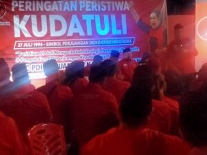 Ketua DPC PDI Perjuangan Kabupaten Tuban Ony Setiawan SE saat menjadi nara sumber peringatan Kudatuli 29 tahun