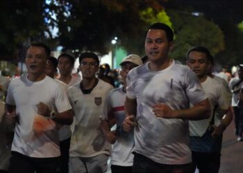 SeduluRUN Bareng Mas Lindra, 9.000 Pelari Semarakkan Tuban Lewat Fun Night Color Run