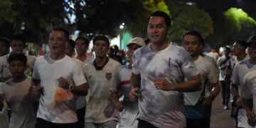 SeduluRUN Bareng Mas Lindra, 9.000 Pelari Semarakkan Tuban Lewat Fun Night Color Run
