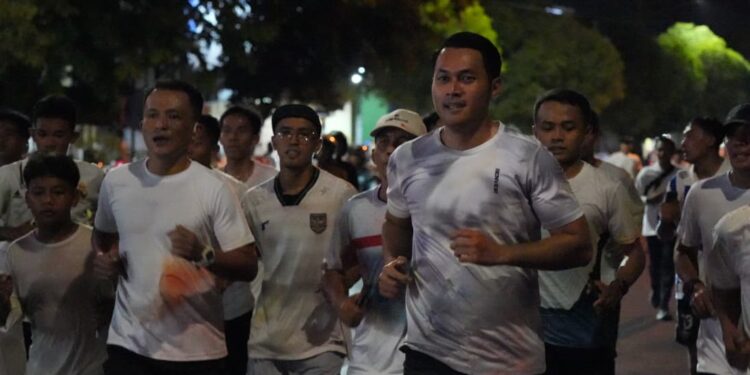 SeduluRUN Bareng Mas Lindra, 9.000 Pelari Semarakkan Tuban Lewat Fun Night Color Run
